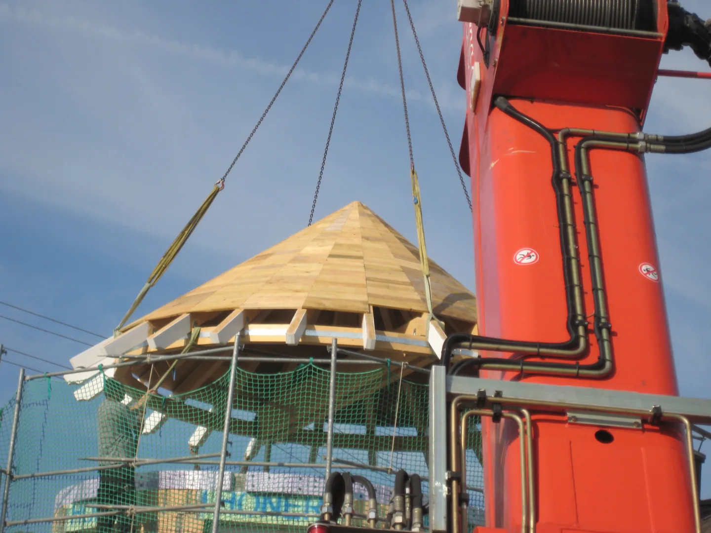 Montage einer Holzdachkonstruktion mit dem Baukran