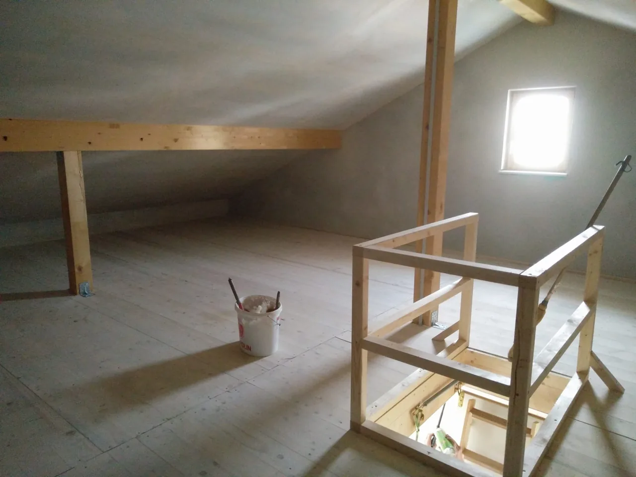 Innenausbau mit sichtbaren Holzoberflächen
